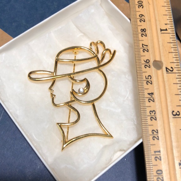 Lady with hat pin - Picture 2 of 4